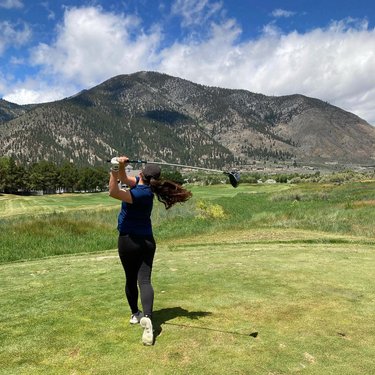Back at it! ⛳️🏌🏻‍♀️
Hole 11 at Genoa Lakes (Lakes Course) is one of my favorites! The views aren’t too bad either. 

#genoalakesgolfcourse #golf #golfswing #womenwhogolf #golfladies #golfbabes #womensgolfday #womensgolf #golfgirls #travelnevada #thatnevadalife #beautifulgolfcourses #golfislife