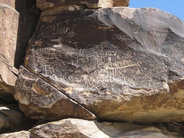 #OTD in 2010 I hiked into Grapevine Canyon near Laughlin to see the petroglyphs pecked into the rocks.  Unfortunately I was sick so I didn't have the energy to stay as long as I would've liked.
.
#Petroglyphs #Art #RockArt #NativeArt #Nevada #TravelNevada #OnThisDay #Southwest