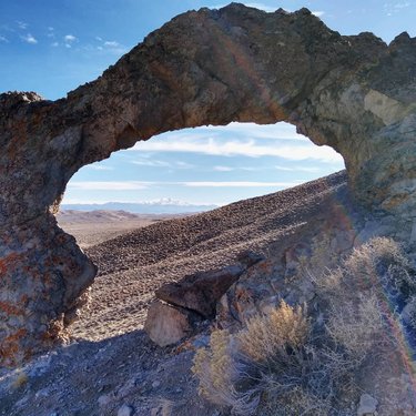 Around an hour of offroading outside Yerington, Nevada there's a natural rock arch. Tempted to say it's wind/weather eroded.
#Nevada #OffroadNevada #WildWest #WildNevada #NevadaGeology #LotsOfRocks #DesertCountry #RockArch #ExploreNevada