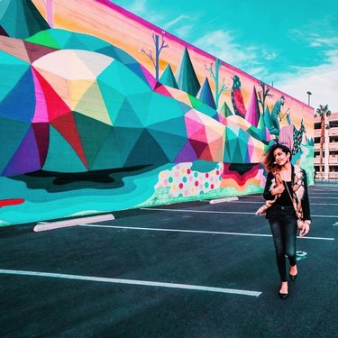 9/10 if you’re headed to Vegas, it’s not to look at art amirite? But, that’s exactly why you need to add this to your list of things to see. Do something different and hit up the artsdistrictlv! #ad
.
🎨 The Arts District, aka 18b, isn’t hard to locate - you can find it just south of downtown #Vegas. It’s a colorful cultural hub jam packed with indie art galleries and performance spaces in converted warehouses. The art is dope and *cough* totally Instagrammable 😉
.
Do you like to explore street art when you travel?
✮✮
📷: hey_ciara
🧥: Vegan/Faux fur vest from thrift store